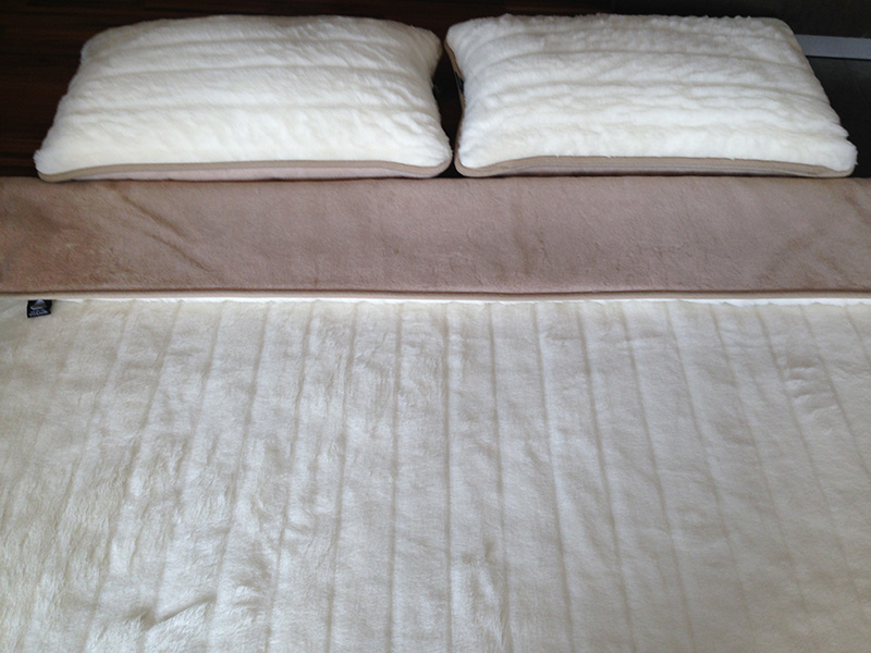 POŚCIEL WEŁNIANA CAMEL JASNY CAPPUCCINO + KASZMIR LUX PASY 240x200 + MATERAC