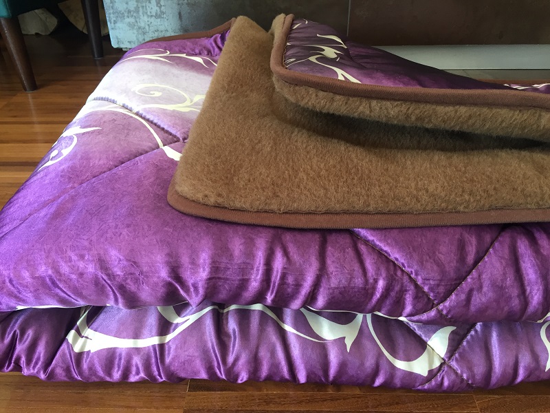 KOŁDRA WEŁNIANA CAMEL CIEMNY SATYNA VIOLET 140x200