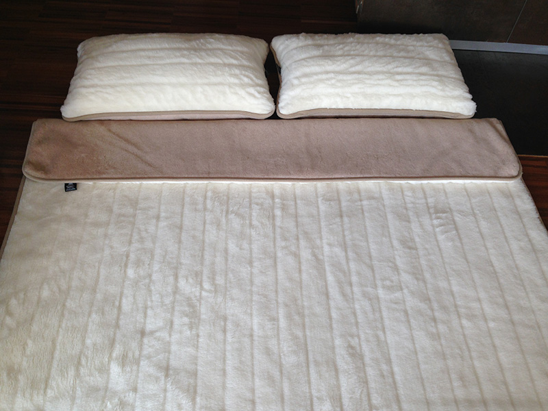 POŚCIEL WEŁNIANA CAMEL JASNY CAPPUCCINO + KASZMIR LUX PASY 240x200 + MATERAC