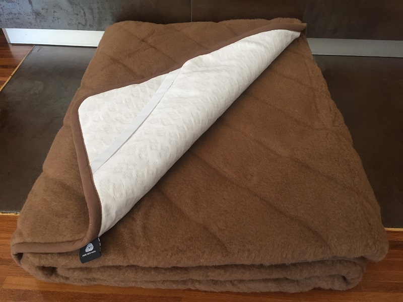 PODKŁAD WEŁNIANY CAMEL CIEMNY PASY 120x200