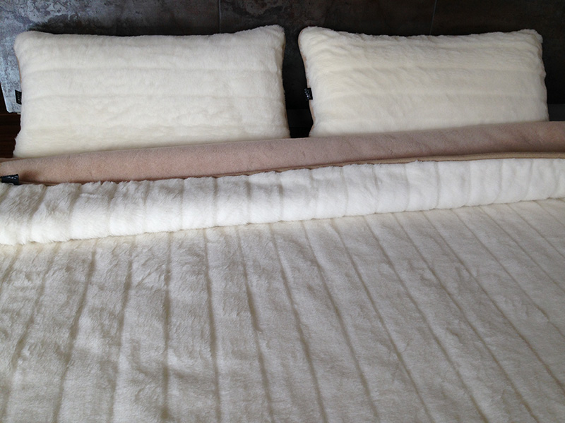 POŚCIEL WEŁNIANA CAMEL JASNY CAPPUCCINO + KASZMIR LUX PASY 240x200 + MATERAC