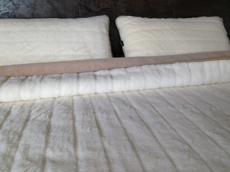 POŚCIEL WEŁNIANA CAMEL JASNY CAPPUCCINO + KASZMIR LUX PASY 240x200 + MATERAC