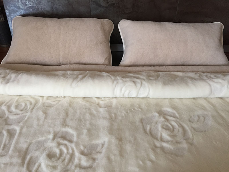 POŚCIEL WEŁNIANA CAMEL CAPPUCCINO + KASZMIR RÓŻA 220x200 + MATERAC