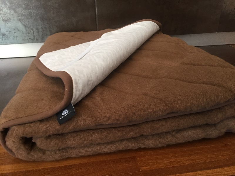 PODKŁAD WEŁNIANY CAMEL CIEMNY PASY 120x200
