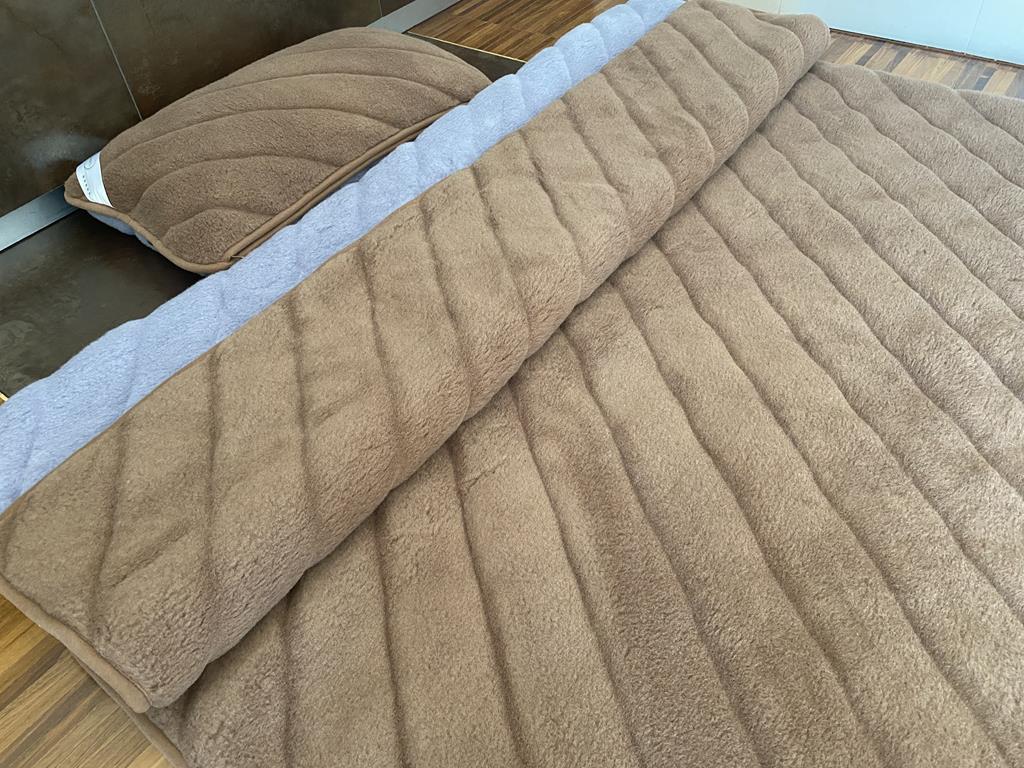POŚCIEL Z WEŁNY ALPAKI ALPINA PASY + CAMEL CIEMNY PASY 140X200 + PODKŁAD