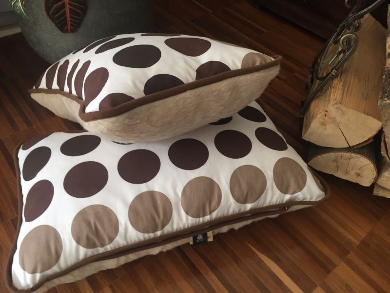 PODUSZKA WEŁNIANA 45x75 CAMEL CAPPUCINO KROPKI