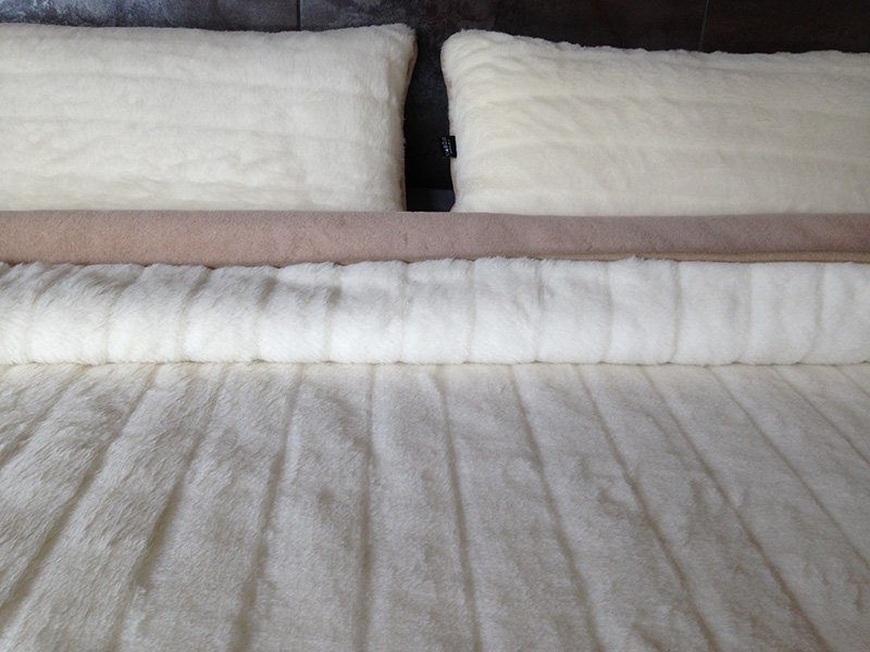 POŚCIEL WEŁNIANA CAMEL JASNY CAPPUCCINO + KASZMIR LUX PASY 240x200 + MATERAC