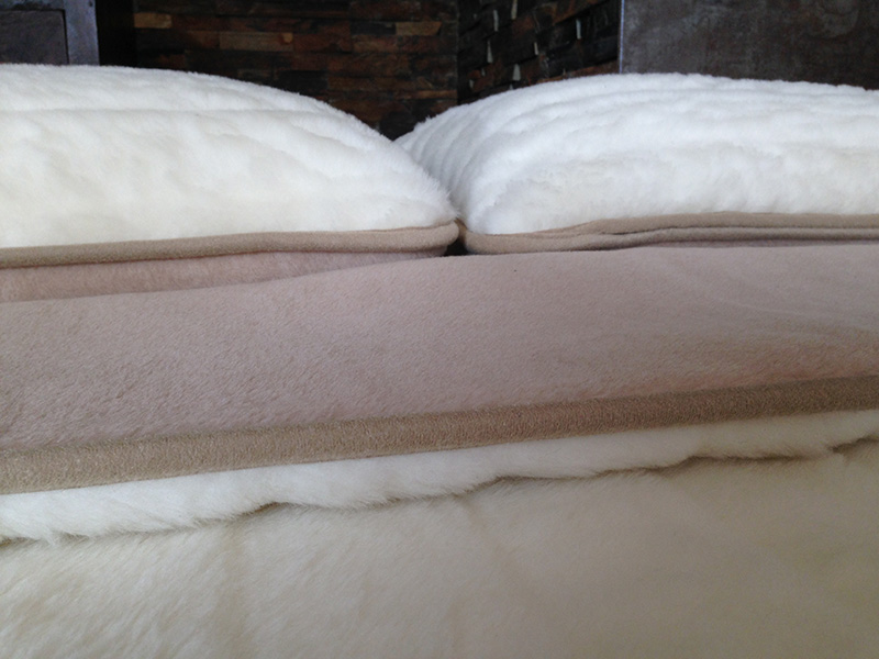 POŚCIEL WEŁNIANA CAMEL JASNY CAPPUCCINO + KASZMIR LUX PASY 240x200 + MATERAC