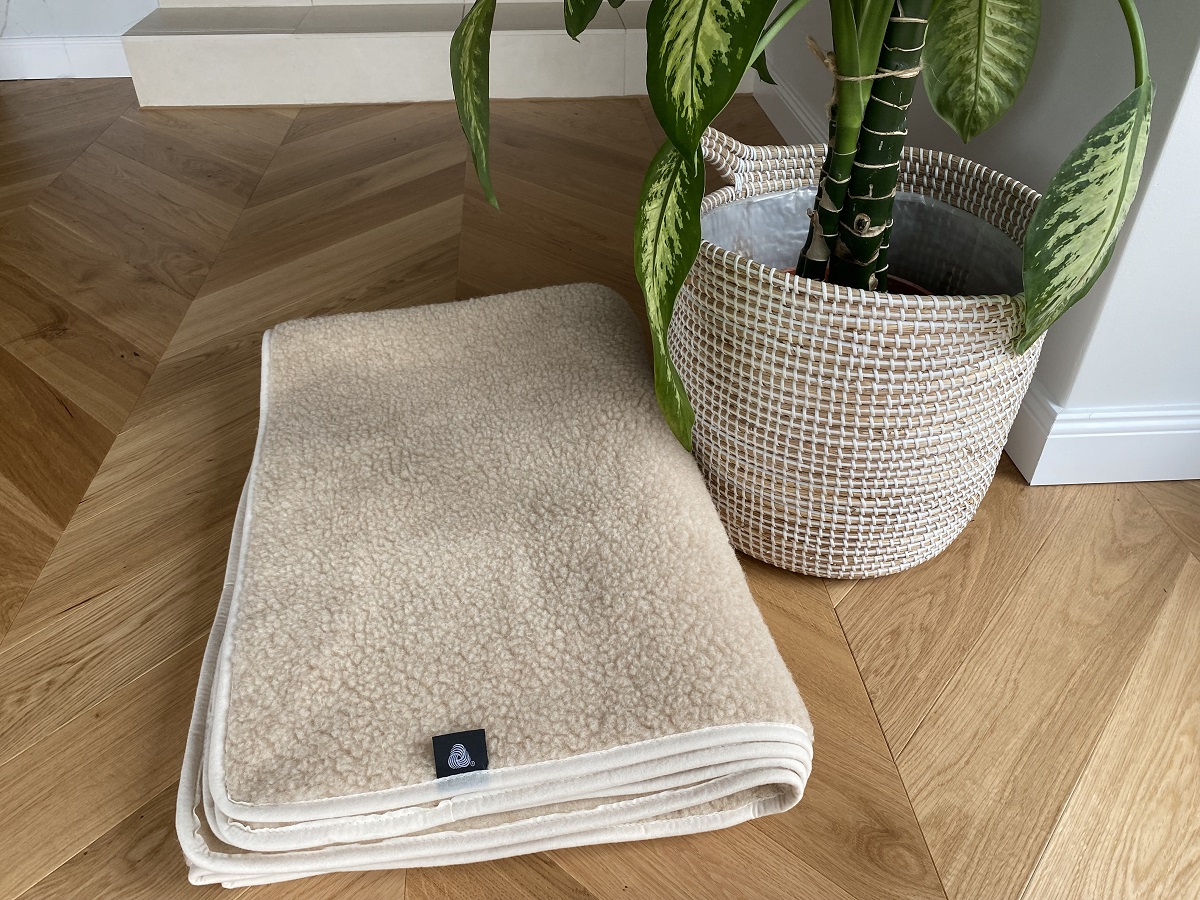 PODKŁAD WEŁNIANY MERYNOS TUMBLER CAPPUCINO biała lamówka 100x200