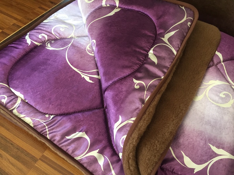 KOŁDRA WEŁNIANA CAMEL CIEMNY SATYNA VIOLET 140x200