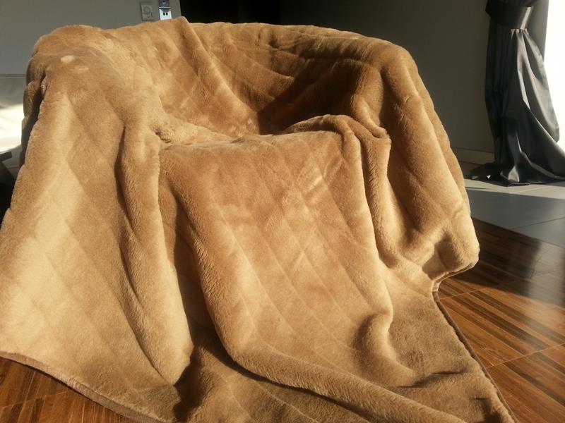 KOC WEŁNIANY CAMEL PASY 140x200