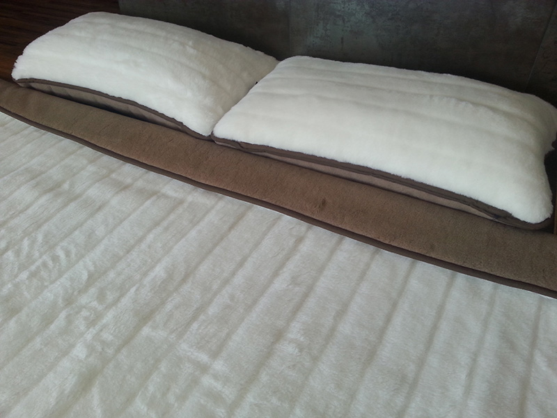 POŚCIEL WEŁNIANA CAMEL CIEMNY KRÓLEWSKI + KASZMIR LUX PASY 160x200 + MATERAC