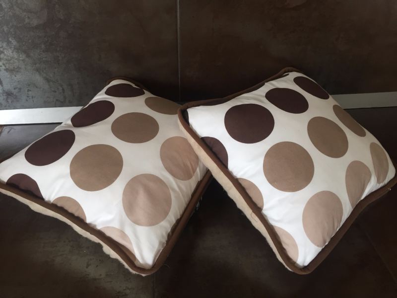 PODUSZKA WEŁNIANA 40x45 CAMEL CAPPUCINO KROPKI