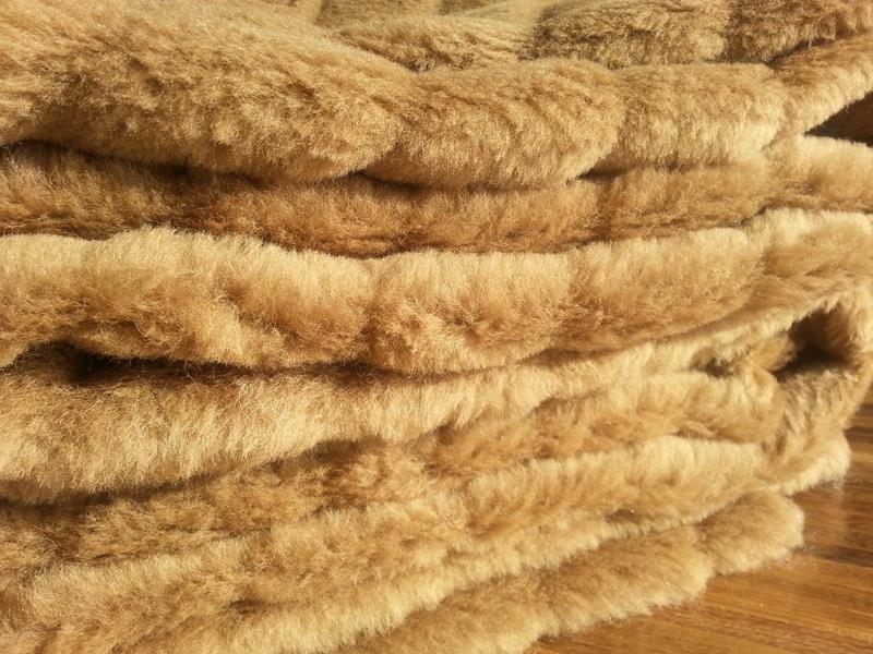 KOC WEŁNIANY CAMEL PASY 140x200