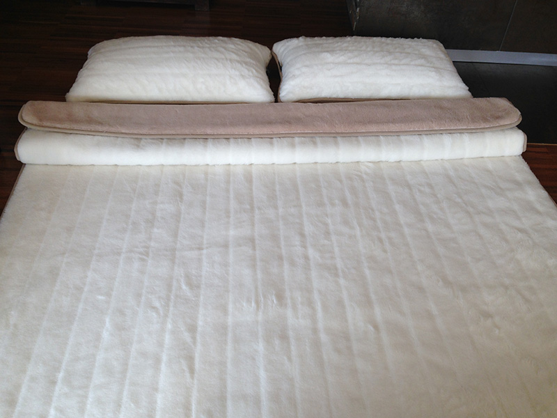POŚCIEL WEŁNIANA CAMEL JASNY CAPPUCCINO + KASZMIR LUX PASY 240x200 + MATERAC