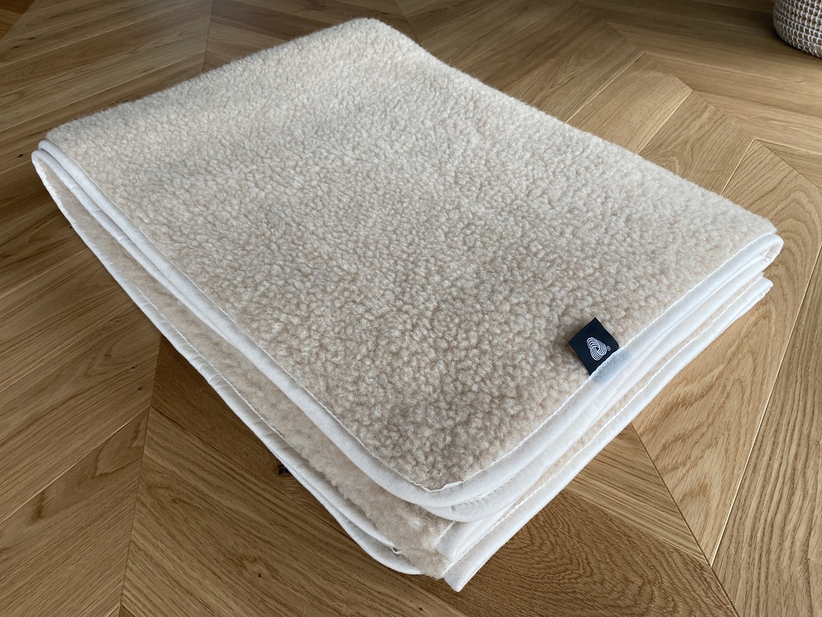 PODKŁAD WEŁNIANY MERYNOS TUMBLER CAPPUCINO biała lamówka 100x200