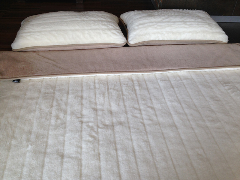 POŚCIEL WEŁNIANA CAMEL JASNY CAPPUCCINO + KASZMIR LUX PASY 240x200 + MATERAC