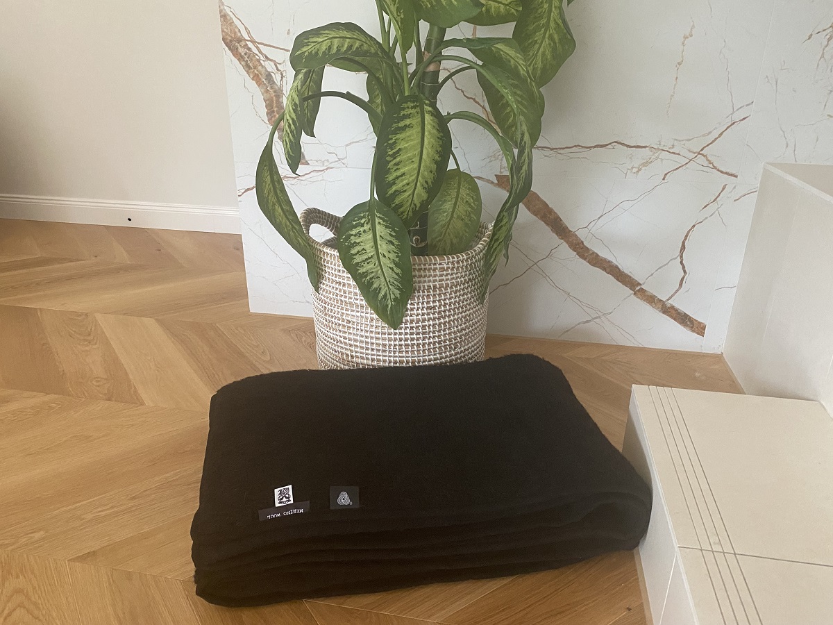 PODKŁAD Z WEŁNY MERYNOS TUMBLER CZARNY 140x200