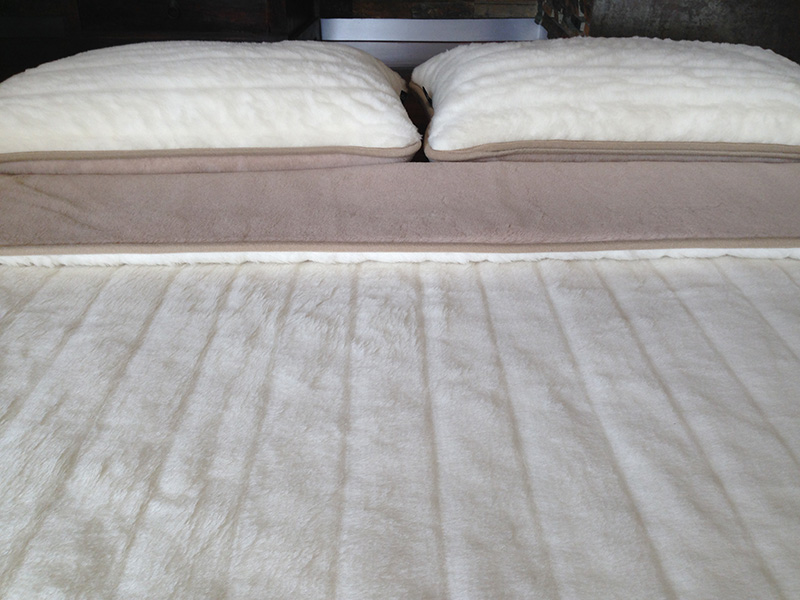 POŚCIEL WEŁNIANA CAMEL JASNY CAPPUCCINO + KASZMIR LUX PASY 240x200 + MATERAC