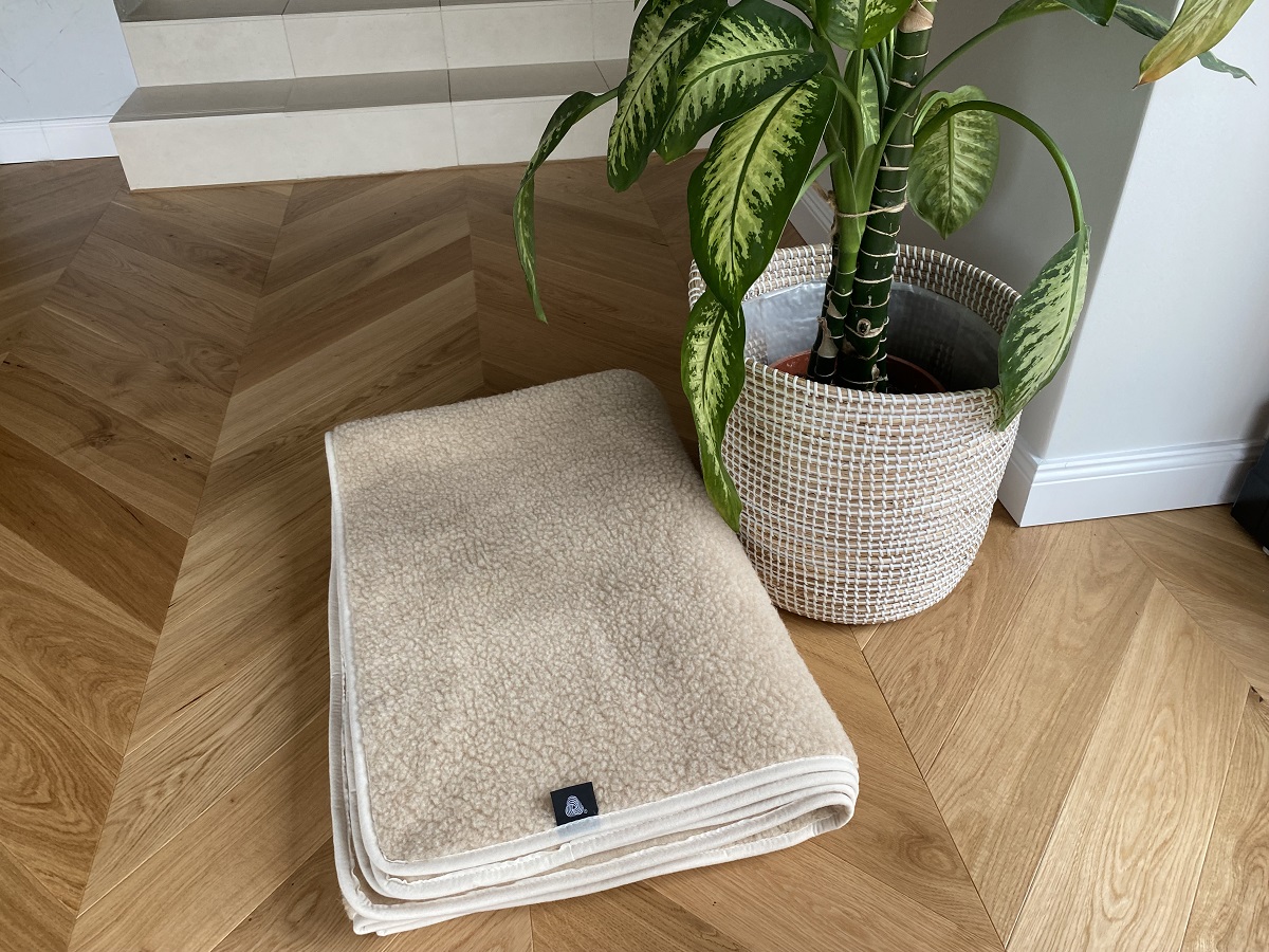 PODKŁAD WEŁNIANY MERYNOS TUMBLER CAPPUCINO biała lamówka 100x200