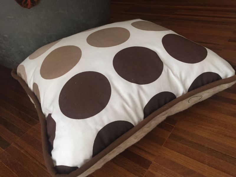 PODUSZKA WEŁNIANA 40x45 CAMEL CAPPUCINO KROPKI