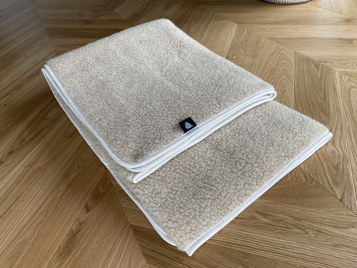 PODKŁAD WEŁNIANY MERYNOS TUMBLER CAPPUCINO biała lamówka 100x200