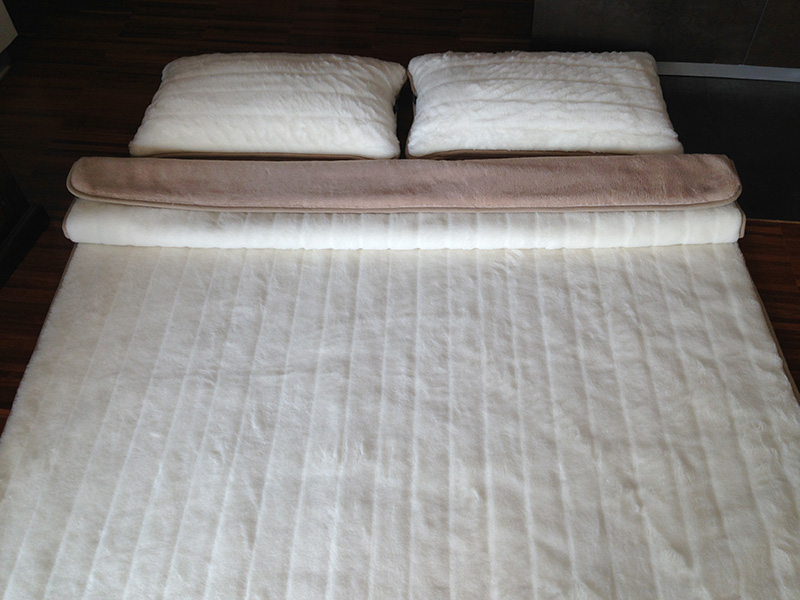 POŚCIEL WEŁNIANA CAMEL JASNY CAPPUCCINO + KASZMIR LUX PASY 240x200 + MATERAC