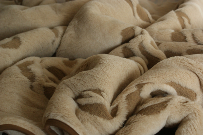 KOŁDRA WEŁNIANA CAMEL RÓŻA J+J 200x200