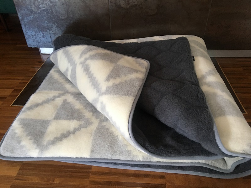 KOŁDRA Z WEŁNY ALPAKI CIEMNEJ CARO + ALPAKA TRIANGOLI 200X200