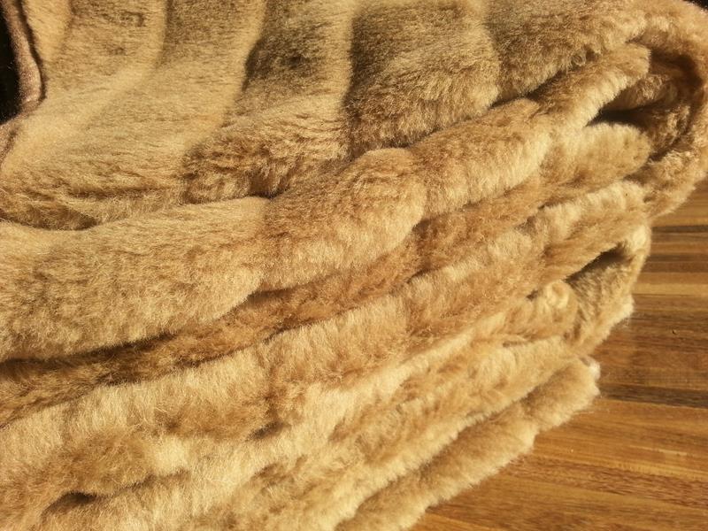 KOC WEŁNIANY CAMEL PASY 140x200
