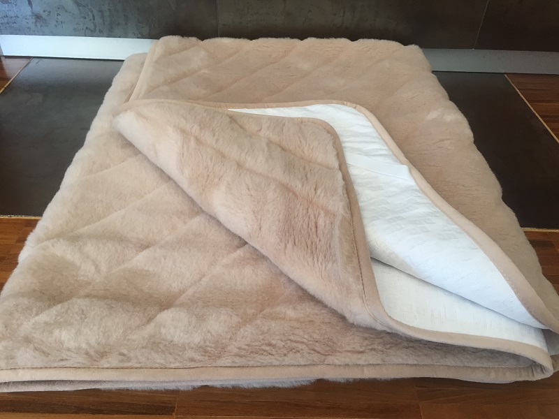 PODKŁAD Z WEŁNY WIELBŁĄDZIEJ CAMEL JASNY PASY 240x200