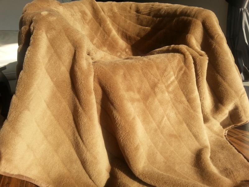 KOC WEŁNIANY CAMEL PASY 140x200