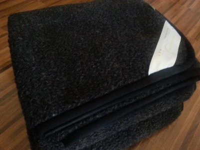 KOC Z OWCZEJ WEŁNY MERYNOS TUMBLER BLACK 220x200