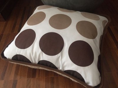 PODUSZKA WEŁNIANA 40x45 CAMEL CAPPUCINO KROPKI