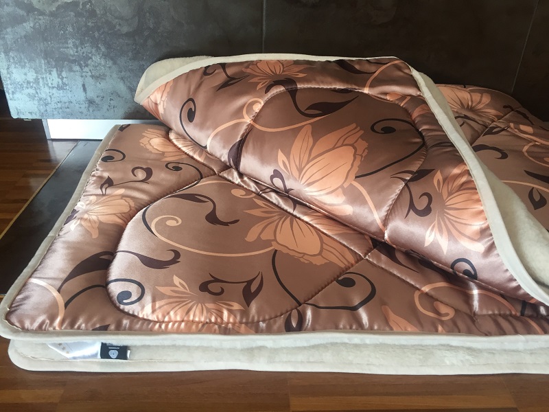 KOŁDRA Z WEŁNY WIELBŁĄDZIEJ CAPPUCCINO + SATYNA KWIAT LOTOSU 180x200