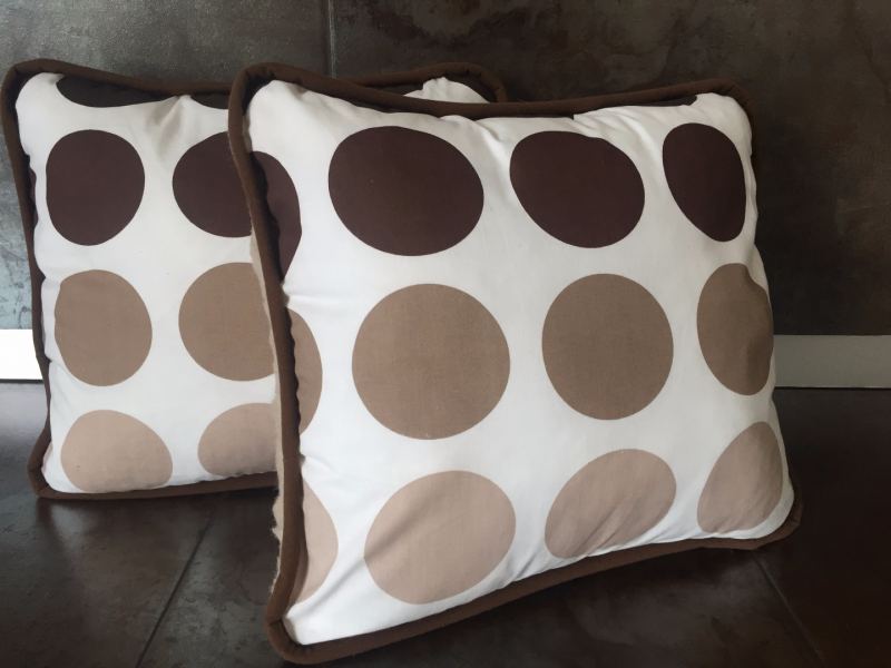PODUSZKA WEŁNIANA 40x45 CAMEL CAPPUCINO KROPKI