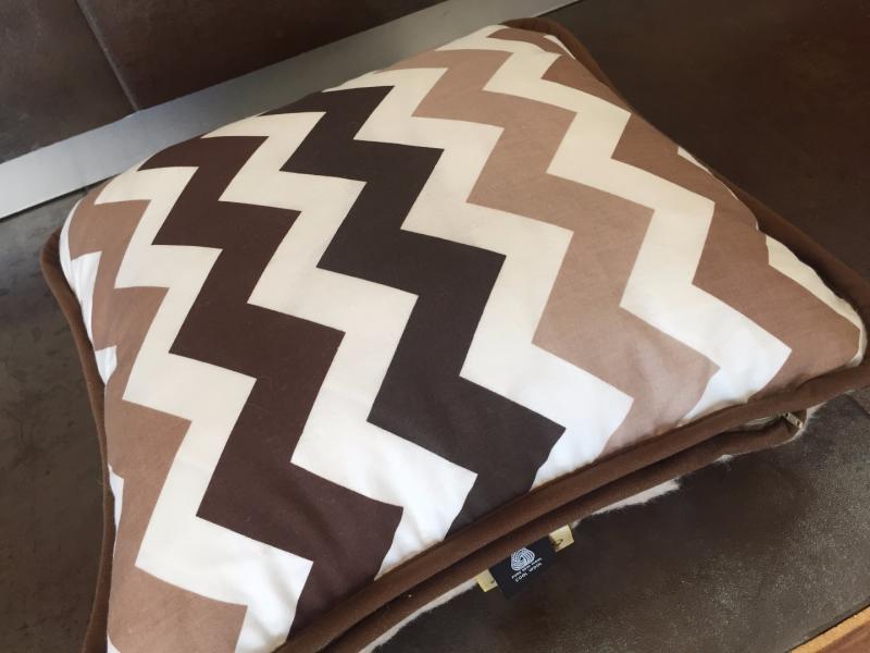 PODUSZKA WEŁNIANA 40x45 CAMEL CAPPUCINO PASY