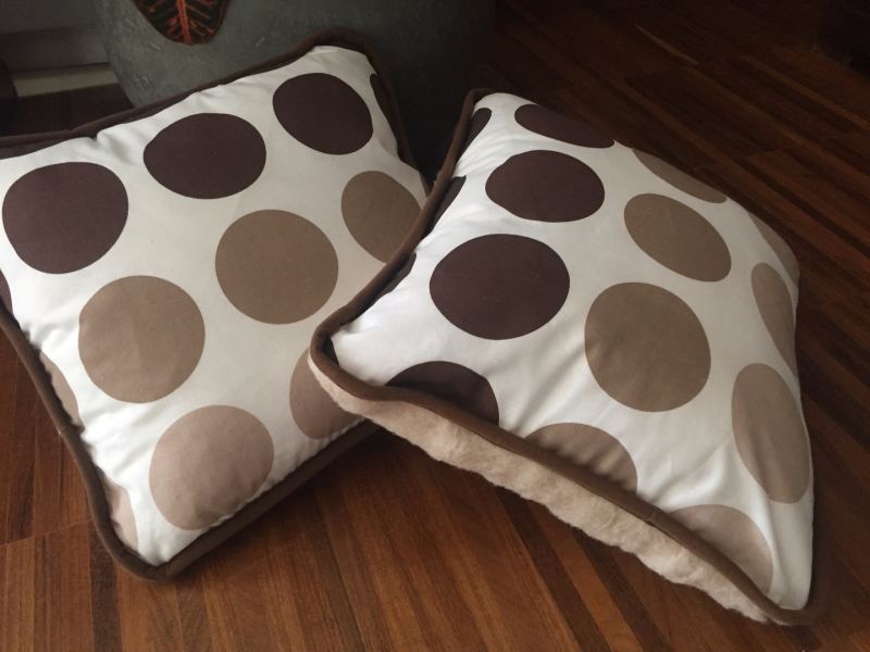 PODUSZKA WEŁNIANA 40x45 CAMEL CAPPUCINO KROPKI