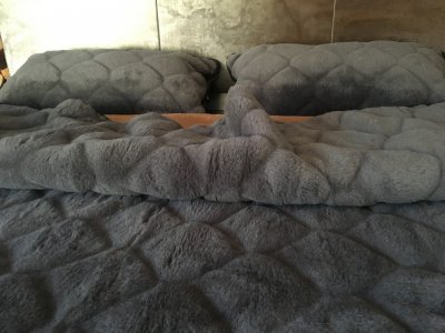 POŚCIEL Z WEŁNY ALPAKI CIEMNEJ CARO + CAMEL CIEMNY 200x200 + PODKŁAD