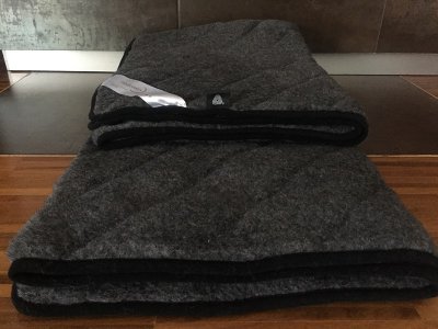 KOC Z WEŁNY ALPAKI CIEMNEJ PASY 140x200