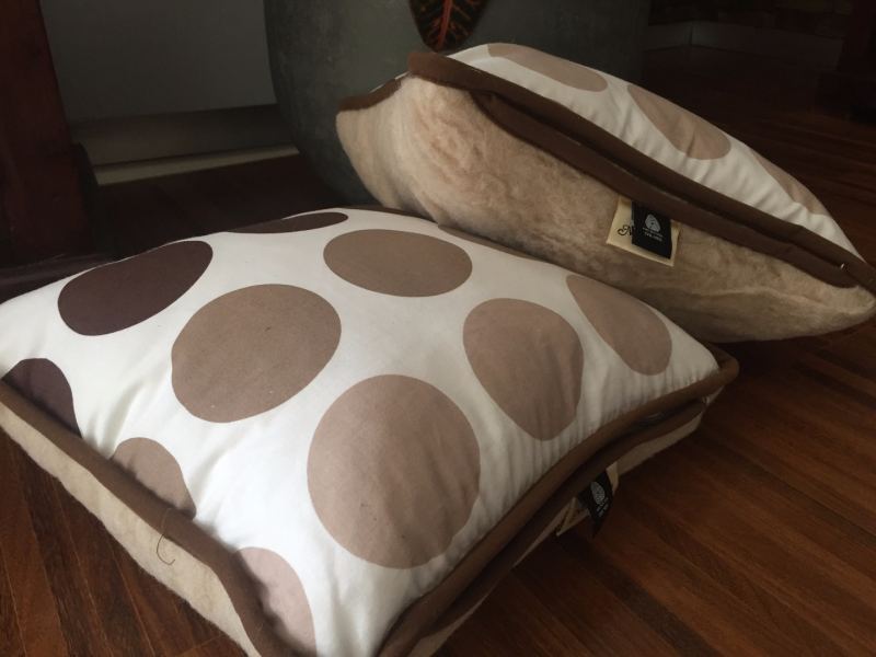 PODUSZKA WEŁNIANA 40x45 CAMEL CAPPUCINO KROPKI