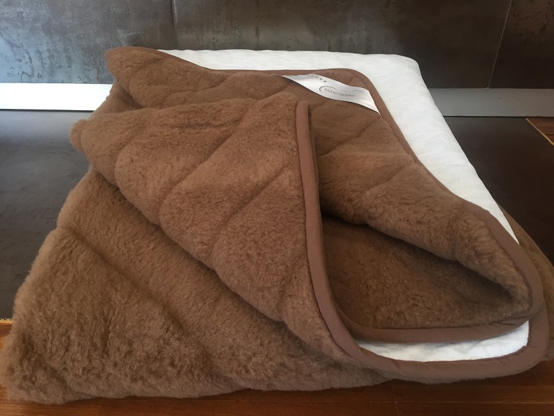 PODKŁAD WEŁNIANY CAMEL CIEMNY PASY 120x200