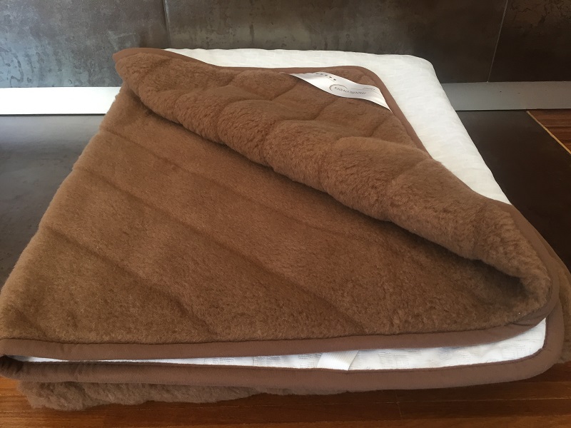 PODKŁAD WEŁNIANY CAMEL CIEMNY PASY 120x200