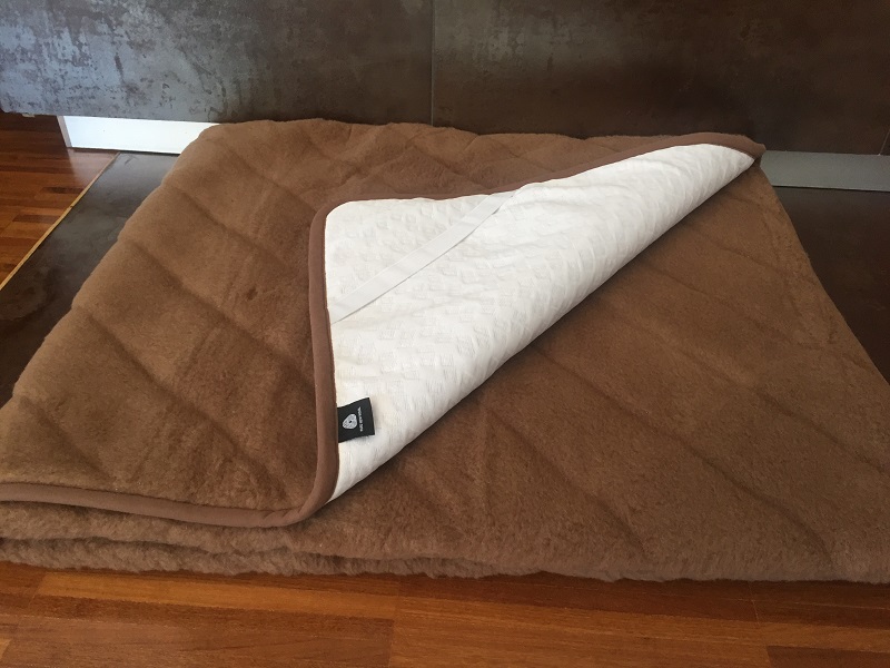 PODKŁAD WEŁNIANY CAMEL CIEMNY PASY 120x200