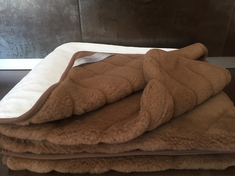 PODKŁAD WEŁNIANY CAMEL CIEMNY PASY 120x200