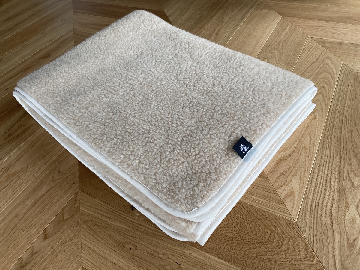 PODKŁAD WEŁNIANY MERYNOS TUMBLER CAPPUCINO biała lamówka 100x200