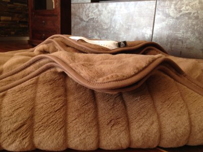 KOŁDRA WEŁNIANA CAMEL CIEMNY PASY 160x200