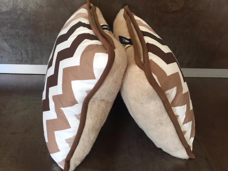 PODUSZKA WEŁNIANA 40x45 CAMEL CAPPUCINO PASY