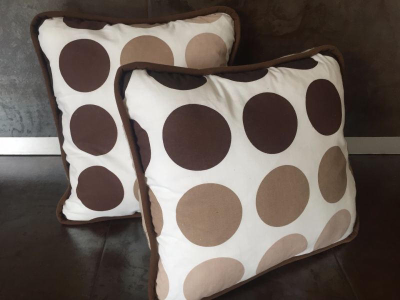 PODUSZKA WEŁNIANA 40x45 CAMEL CAPPUCINO KROPKI