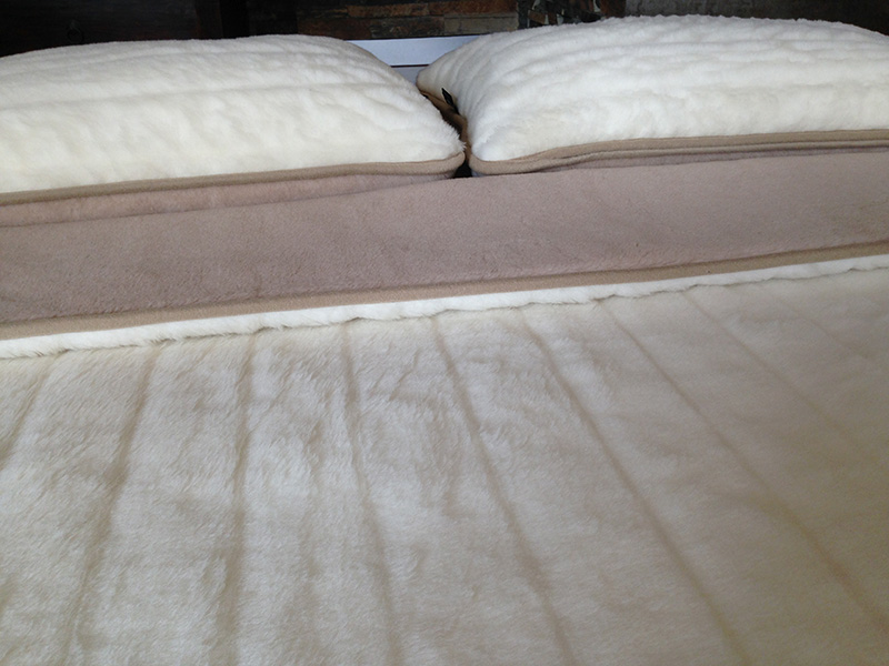 POŚCIEL WEŁNIANA CAMEL JASNY CAPPUCCINO + KASZMIR LUX PASY 240x200 + MATERAC